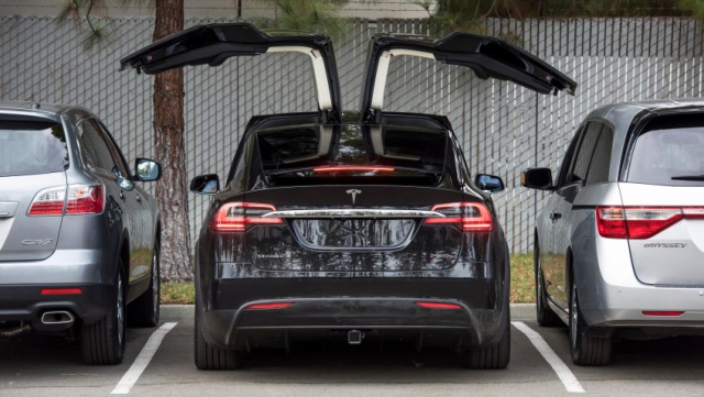 Tesla Motors отзывает